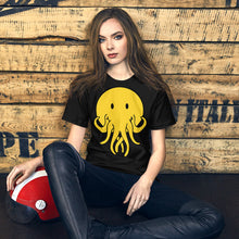 画像をギャラリービューアに読み込む, Cthulhu Smiley Unisex T-Shirt - Adult
